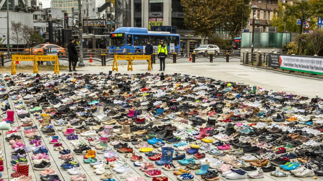 Güney Kore'de Filistin'e destek eylemi: Yüzlerce ayakkabı yere bırakıldı 4